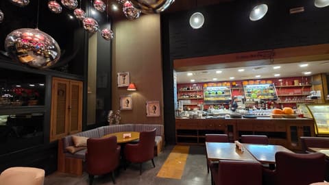 Al Mandaloun Café — photograph 6