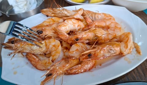 Kesrwani Seafood Restaurant and fish sales — photograph 4