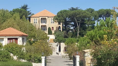 chez bro cafe — photograph 2