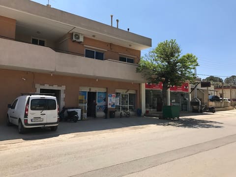 Bedig Makhoulian Super Market — photograph 6