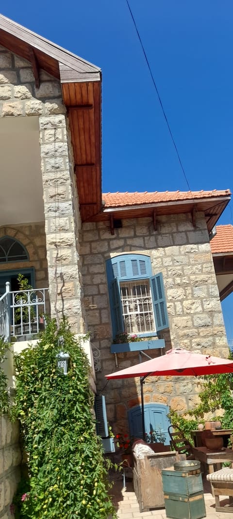 Modern Hotel — photograph 2