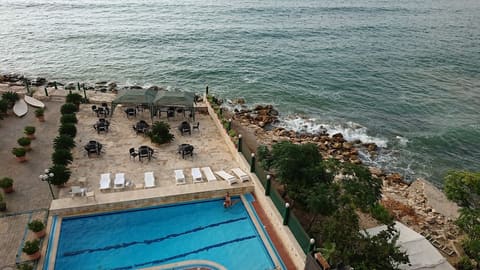 Holiday Suites — photograph 2