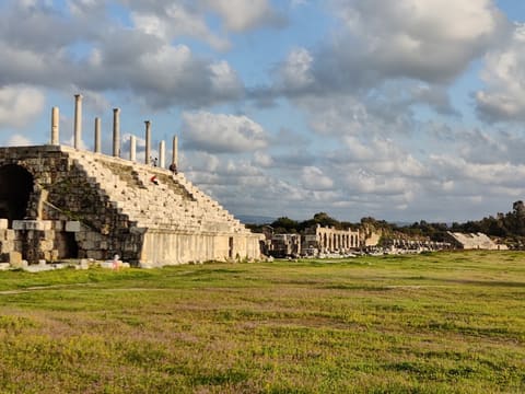 Ruins of Tyre Necropolis — photograph 5