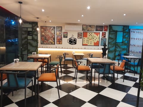 Dice Café — photograph 3