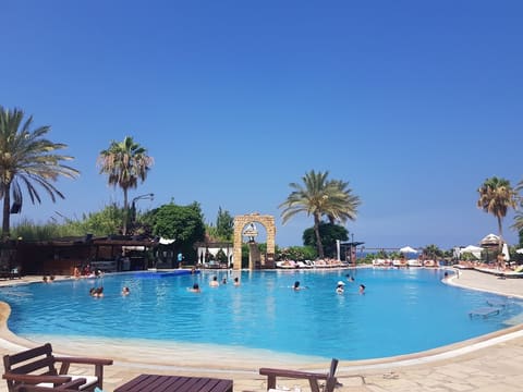 Utopia Resort — photograph 2