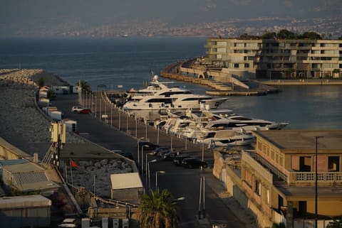 Le Yacht Club Beirut — photograph 3
