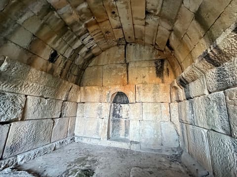 Nymphaeum of Temnin el-Foka — photograph 2