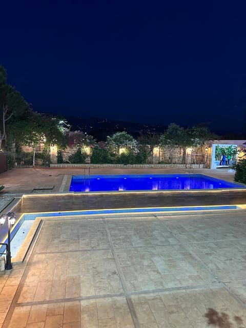 Private swimming pool — photograph 2