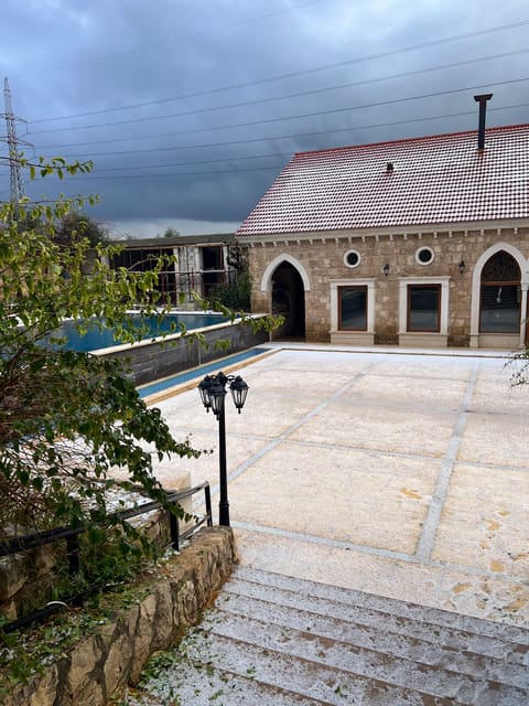 Private swimming pool — photograph 3