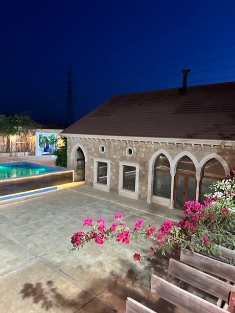Private swimming pool — photograph 4