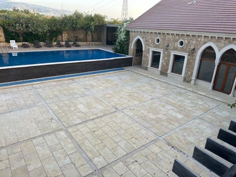 Private swimming pool — photograph 5