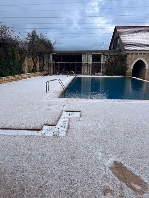 Private swimming pool — photograph 6