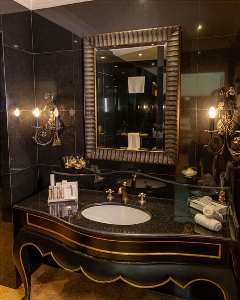 Radisson Blu Martinez Hotel, Beirut — photograph 4