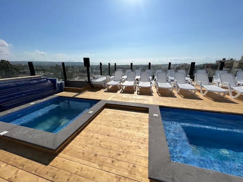 The Wateroof-Pool Bar — photograph 2