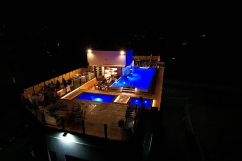 The Wateroof-Pool Bar — photograph 3