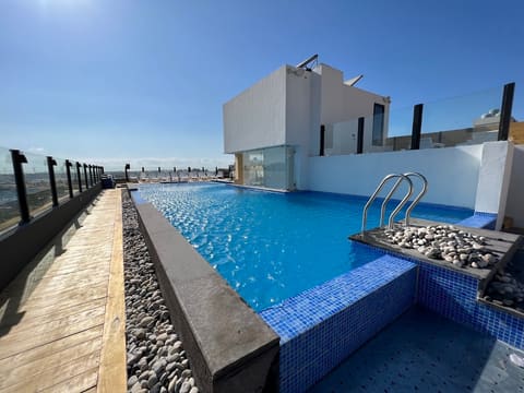 The Wateroof-Pool Bar — photograph 4