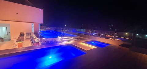 The Wateroof-Pool Bar — photograph 6
