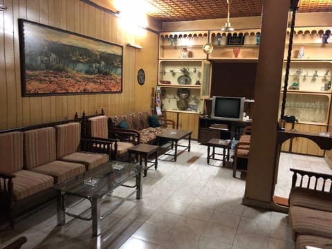 El-Tall Hotel — photograph 2