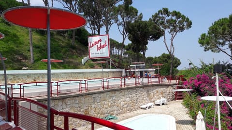 The Leisure Club ( Outdoor Island ) — photograph 5