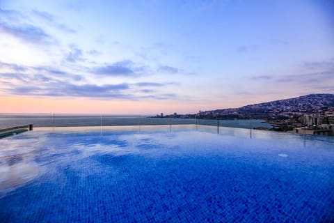 Le View Rooftop Bar & Pool — photograph 2