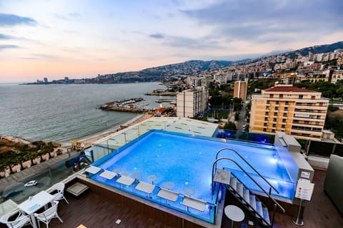 Le View Rooftop Bar & Pool — photograph 3