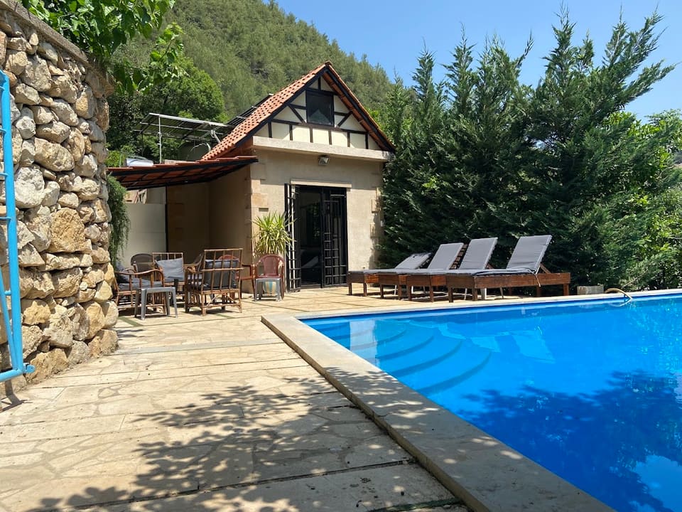 Leyland escape/chalet & swimming pool
