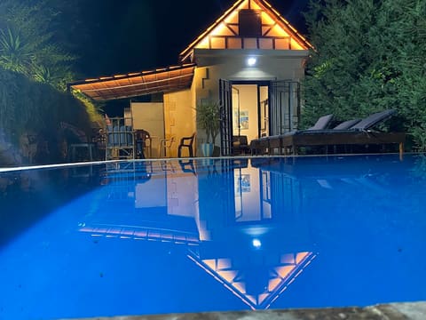Leyland escape/chalet & swimming pool — photograph 2