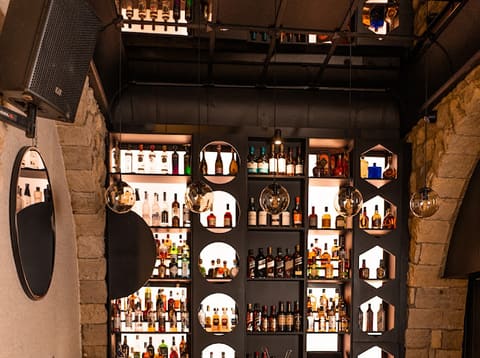 ēlite bar — photograph 6