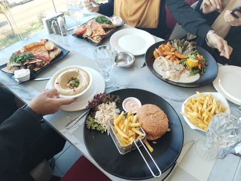 El Mostachar Restaurant — photograph 2