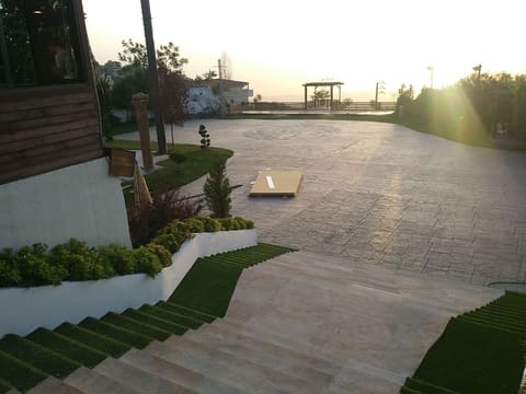 Alley Resort & Terrace — photograph 2