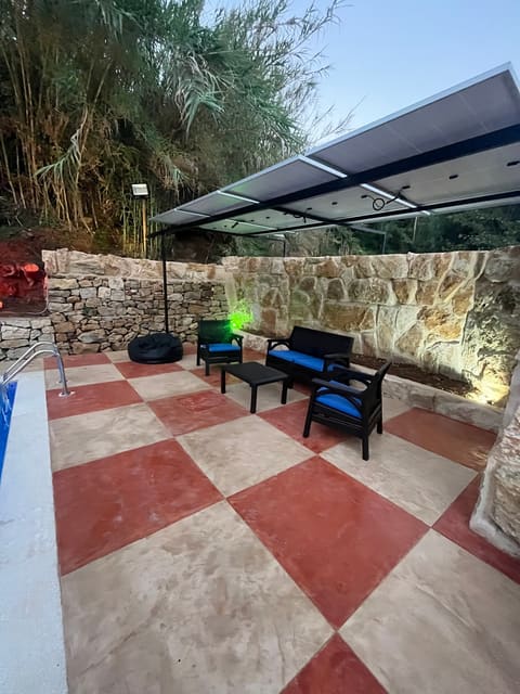Avocado Pool — photograph 3