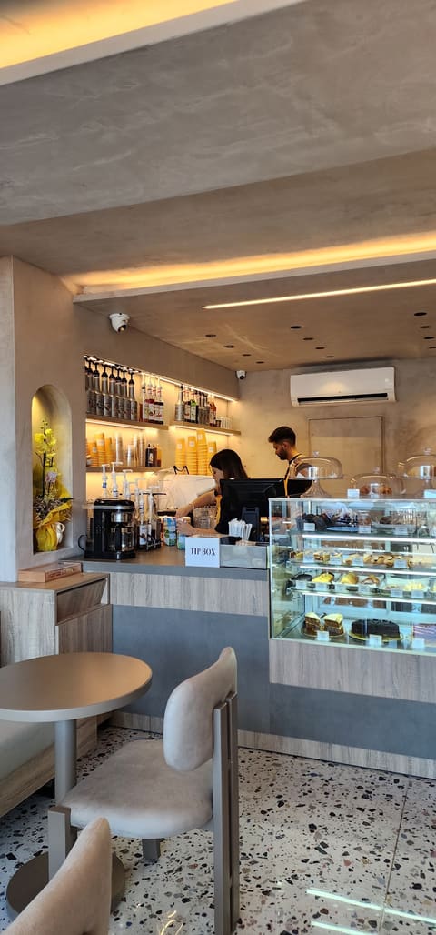 Doze Coffee shop — photograph 4