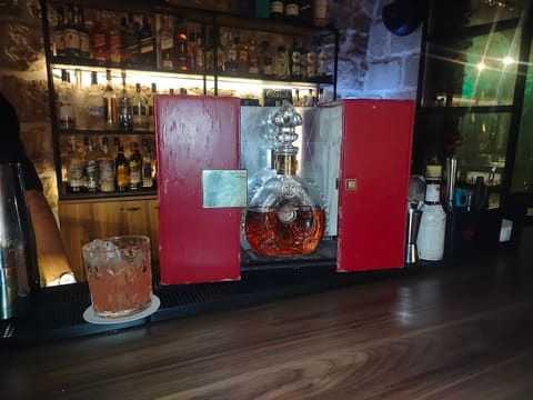 MARINAS Lounge bar — photograph 3