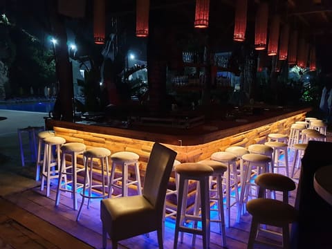 Ape Lounge Bar — photograph 4