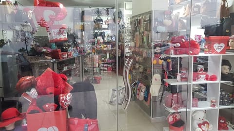 Shop'N'Style — photograph 2