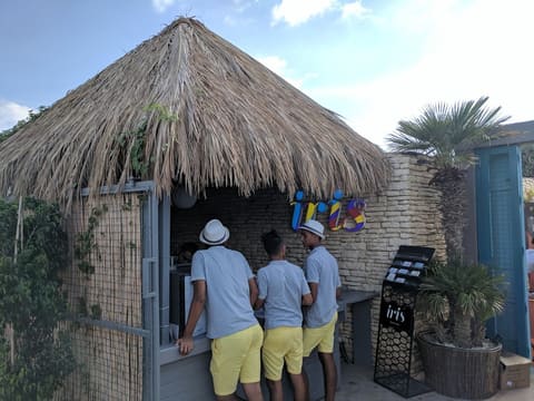 Iris Beach Club — photograph 6