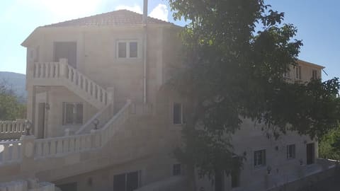 Hakim's Apartments — photograph 3