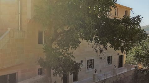 Hakim's Apartments — photograph 4