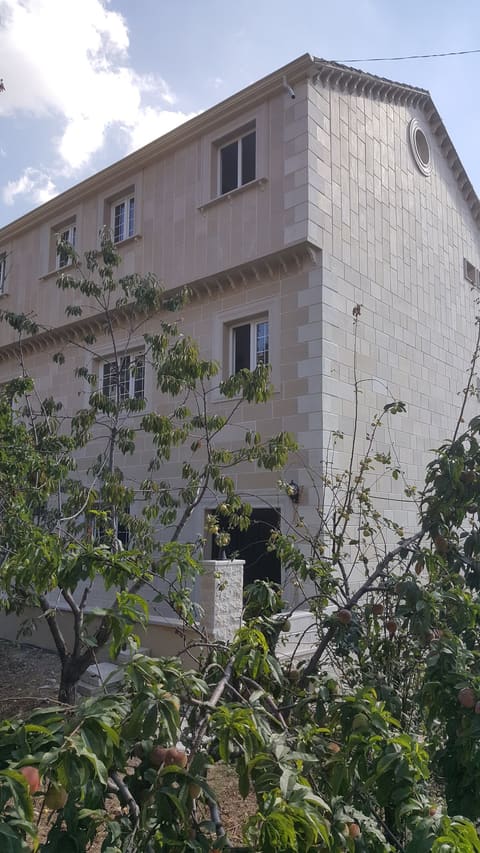 Hakim's Apartments — photograph 6