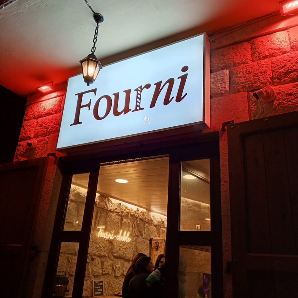 Fourni