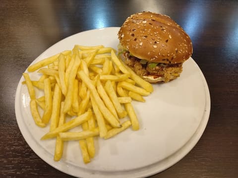 Rayess Restaurant — photograph 2