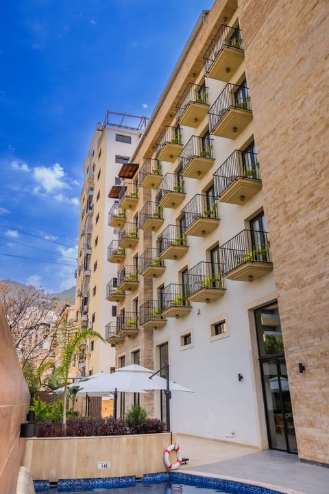 Le Grove Hotel — photograph 4