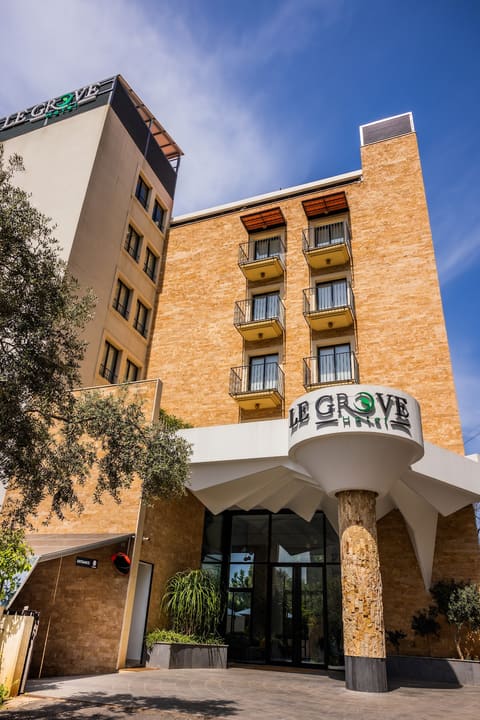 Le Grove Hotel — photograph 6