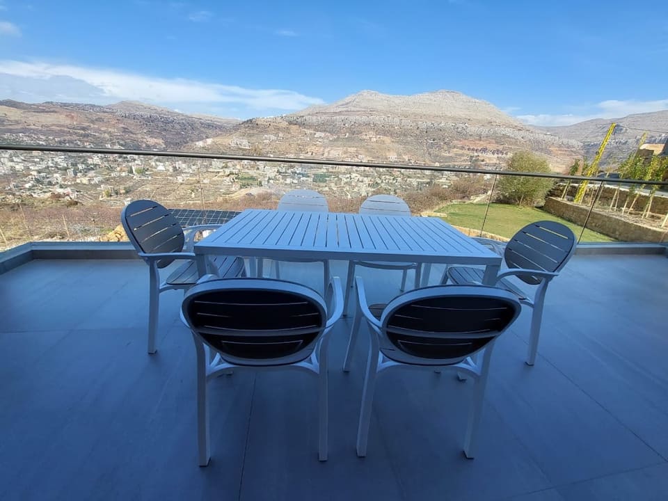 V Square Resort Kfardebian