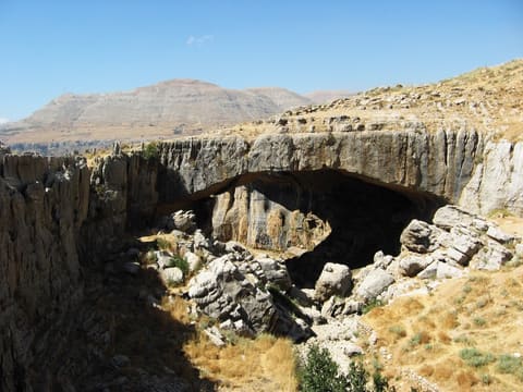 Jisr Al-Hajar Natural Bridge — photograph 6
