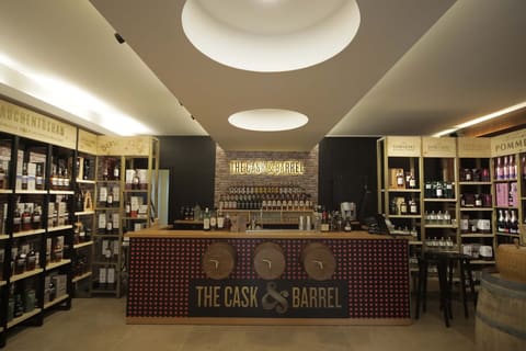 The Cask & Barrel Mzaar — photograph 3
