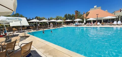 Le Sushi Bar & Pool Kfardebian — photograph 2