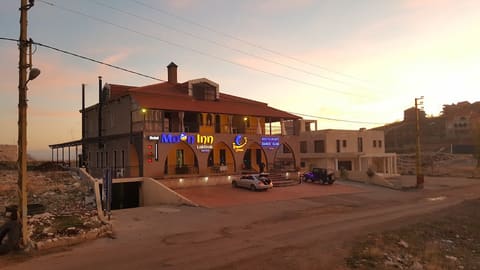 Moon Inn Laklouk — photograph 3