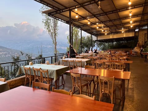 Al Mazar - Restaurant — photograph 6