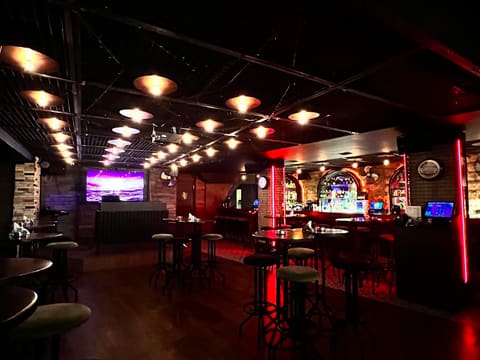 FOXHOLE Cocktail Bar — photograph 3